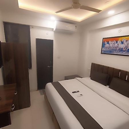 Hotel Kiwi Inn Vijaynagar Scheme 78 Indore Buitenkant foto