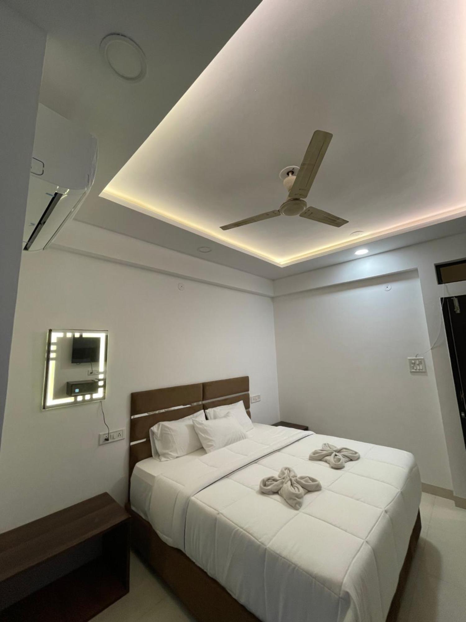 Hotel Kiwi Inn Vijaynagar Scheme 78 Indore Buitenkant foto