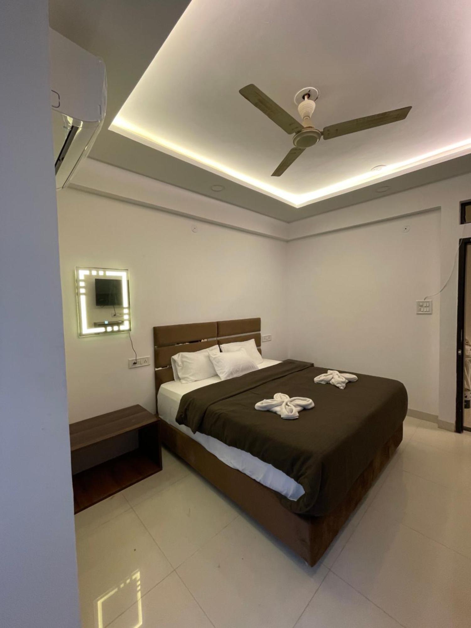 Hotel Kiwi Inn Vijaynagar Scheme 78 Indore Buitenkant foto