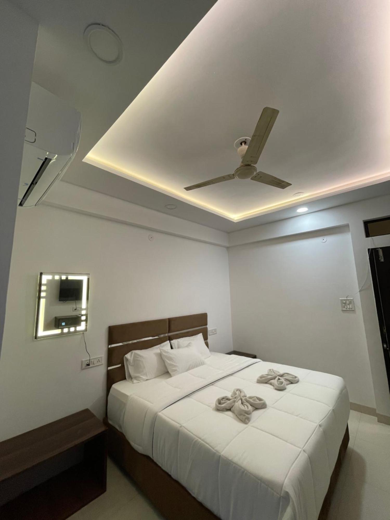 Hotel Kiwi Inn Vijaynagar Scheme 78 Indore Buitenkant foto