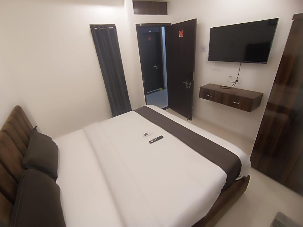 Hotel Kiwi Inn Vijaynagar Scheme 78 Indore Buitenkant foto