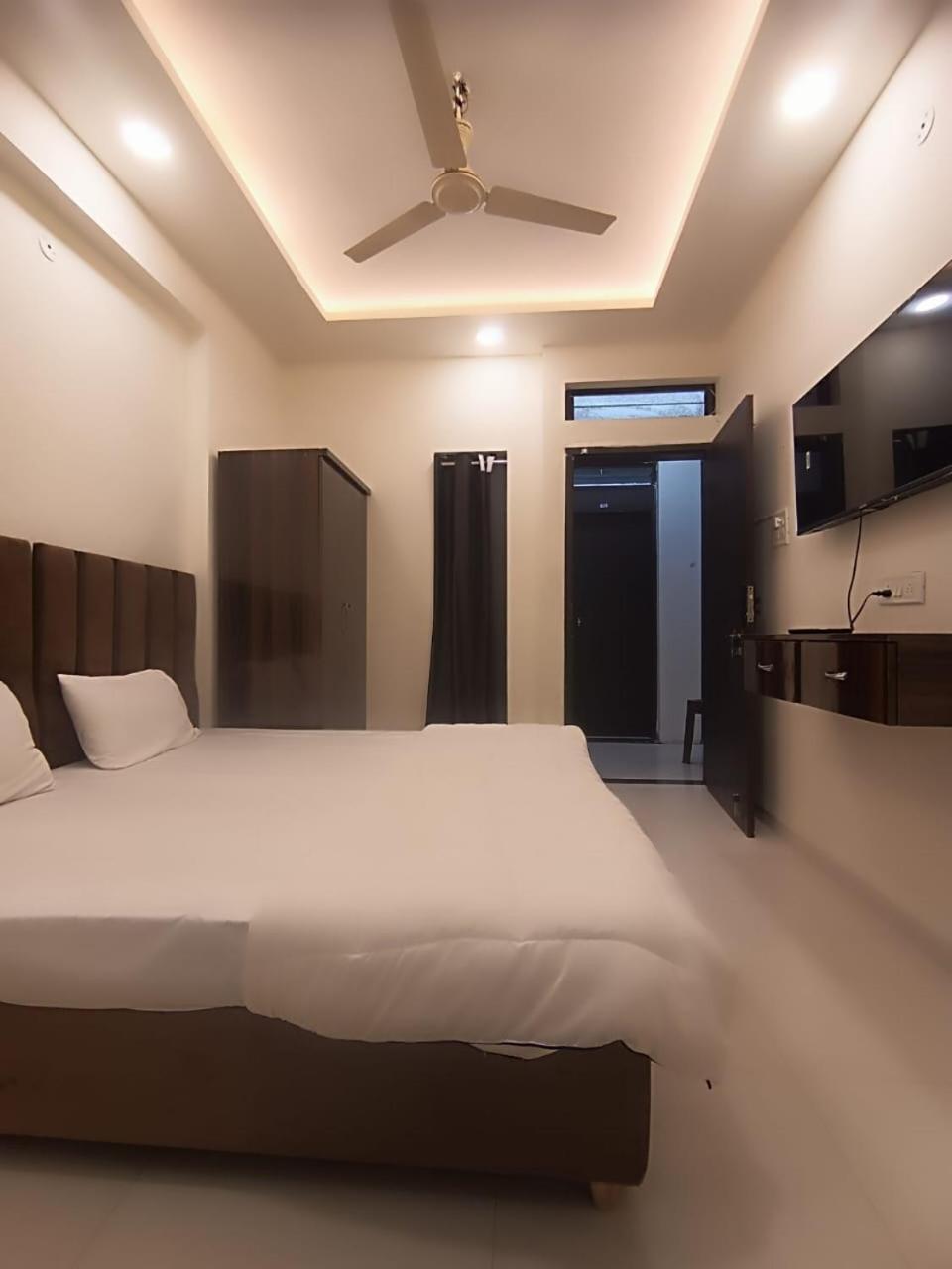 Hotel Kiwi Inn Vijaynagar Scheme 78 Indore Buitenkant foto