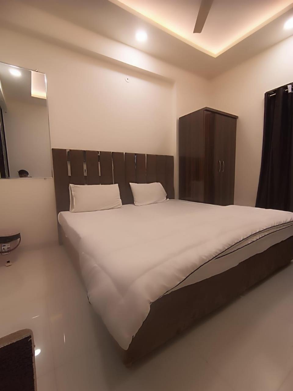Hotel Kiwi Inn Vijaynagar Scheme 78 Indore Buitenkant foto