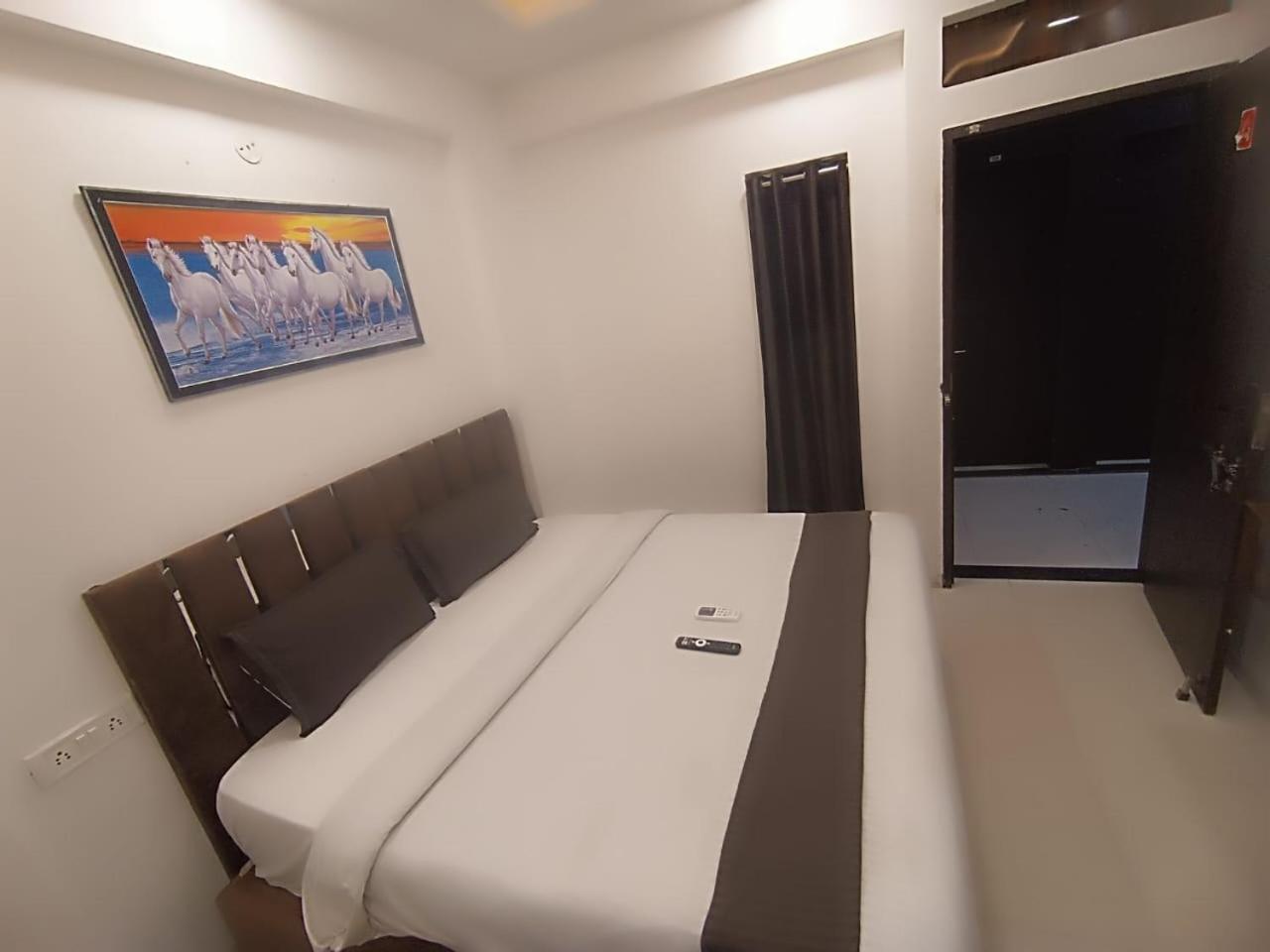 Hotel Kiwi Inn Vijaynagar Scheme 78 Indore Buitenkant foto
