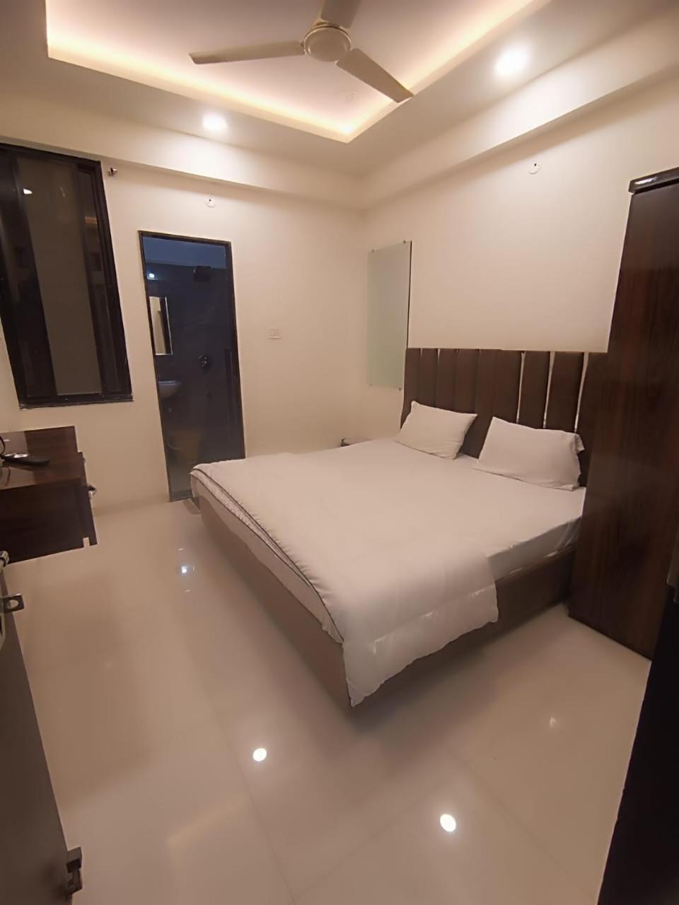 Hotel Kiwi Inn Vijaynagar Scheme 78 Indore Buitenkant foto