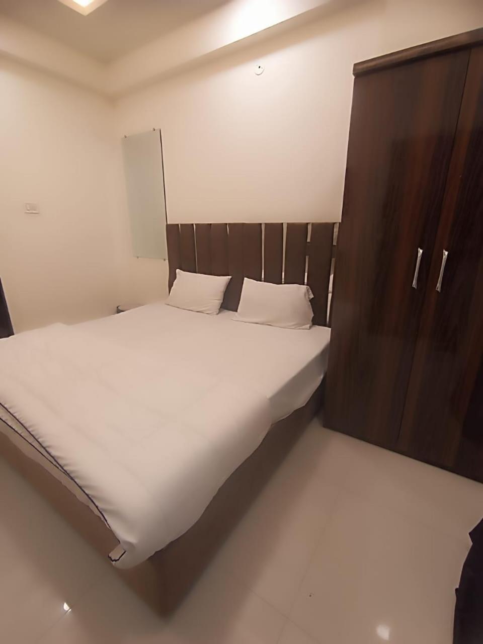 Hotel Kiwi Inn Vijaynagar Scheme 78 Indore Buitenkant foto