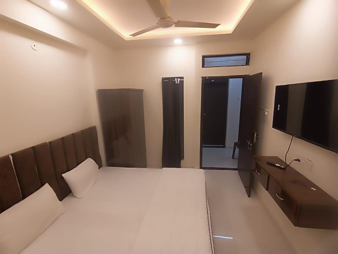 Hotel Kiwi Inn Vijaynagar Scheme 78 Indore Buitenkant foto