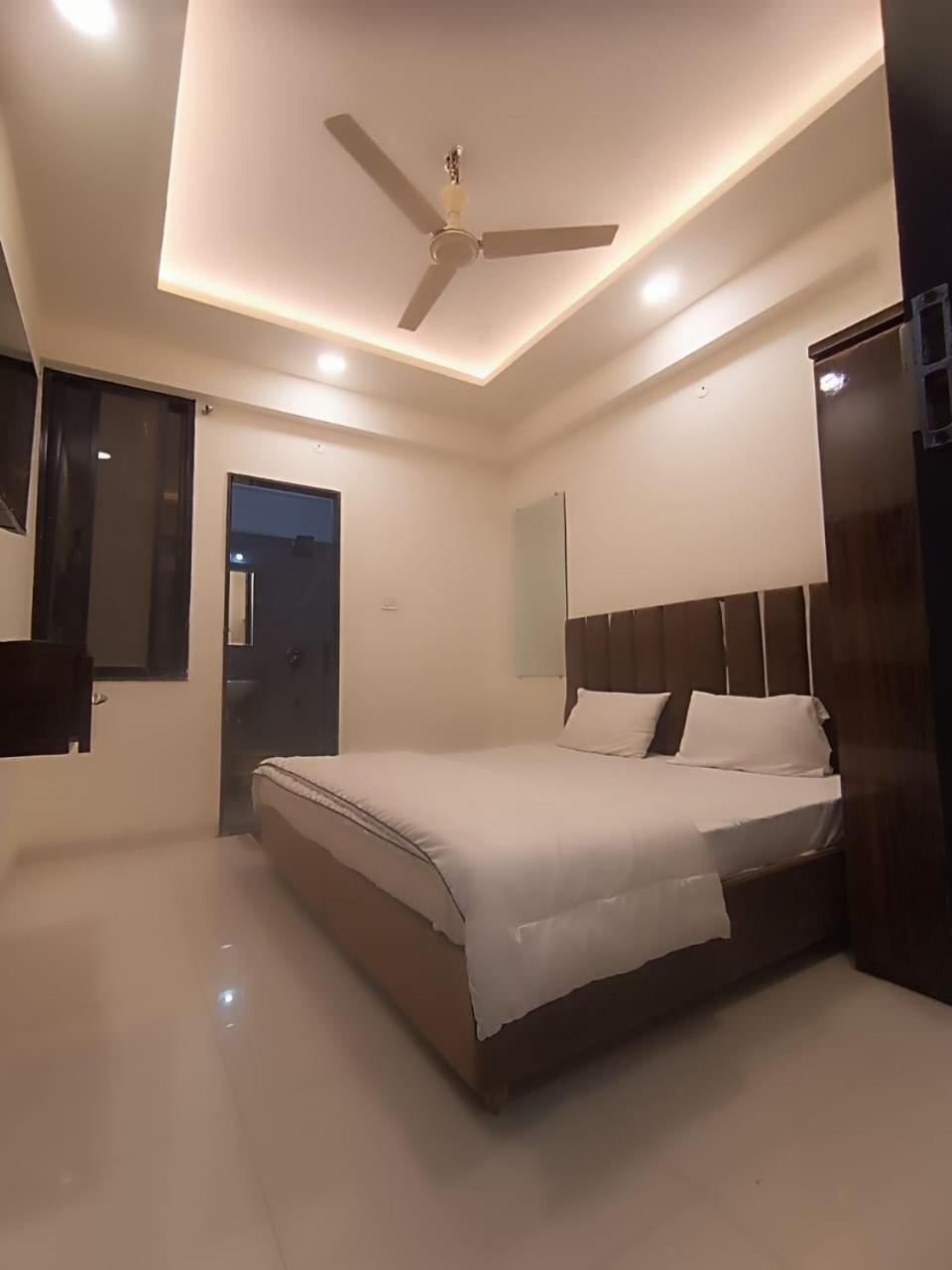 Hotel Kiwi Inn Vijaynagar Scheme 78 Indore Buitenkant foto