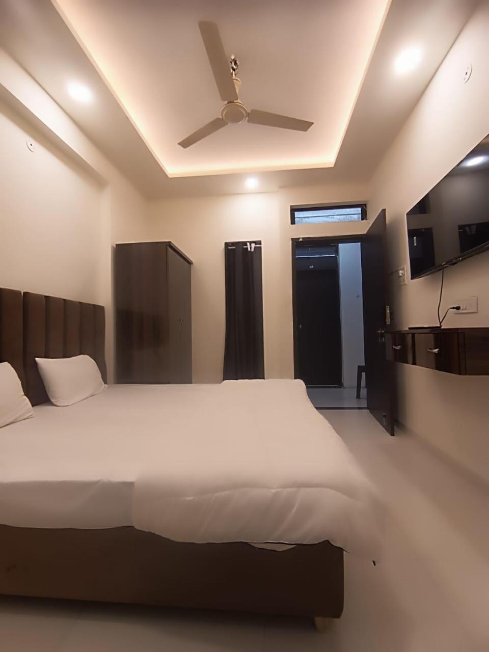 Hotel Kiwi Inn Vijaynagar Scheme 78 Indore Buitenkant foto