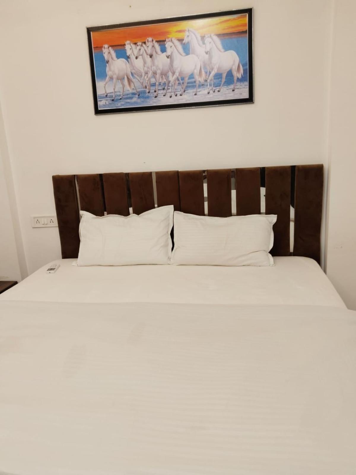 Hotel Kiwi Inn Vijaynagar Scheme 78 Indore Buitenkant foto