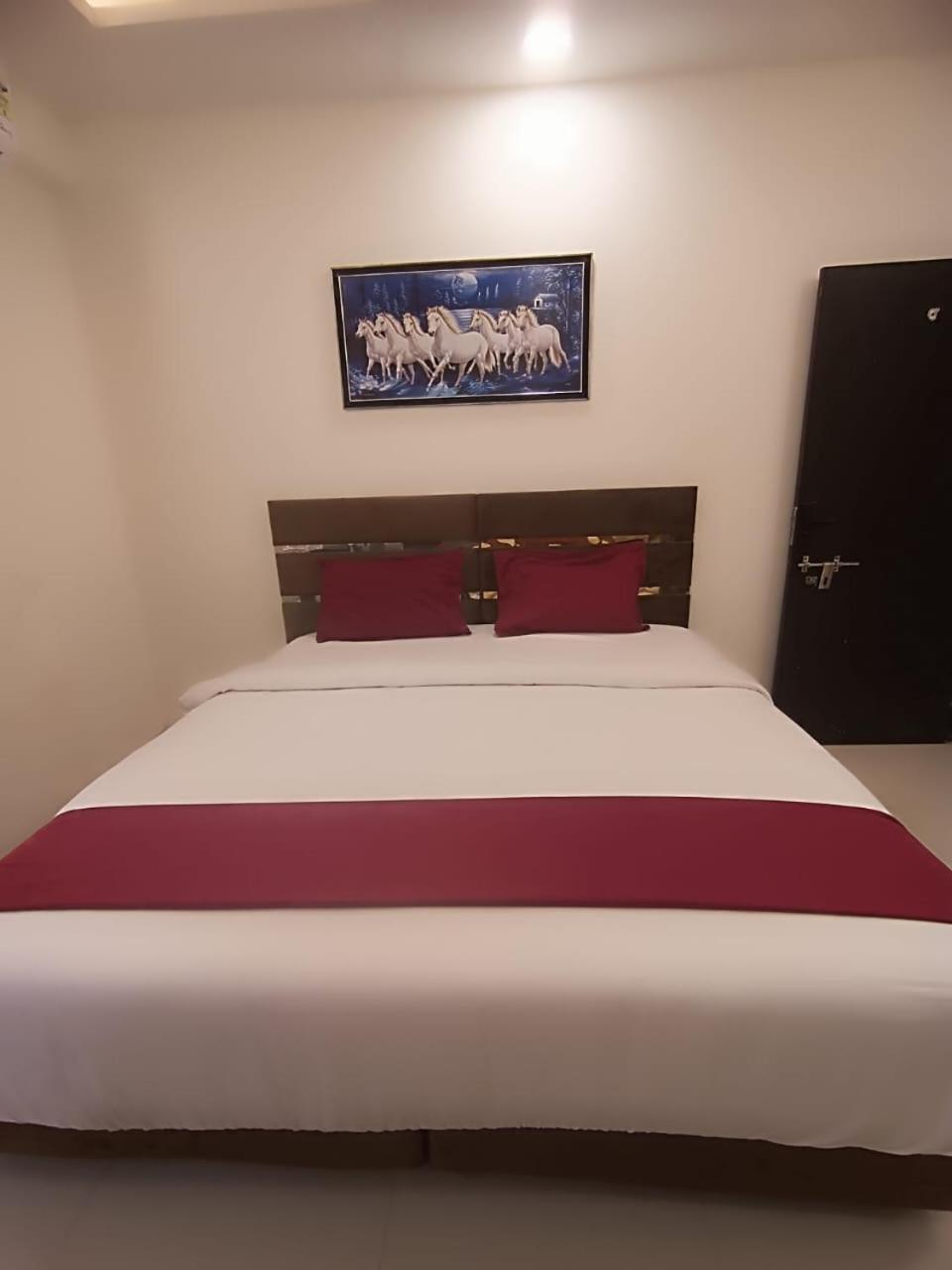 Hotel Kiwi Inn Vijaynagar Scheme 78 Indore Buitenkant foto