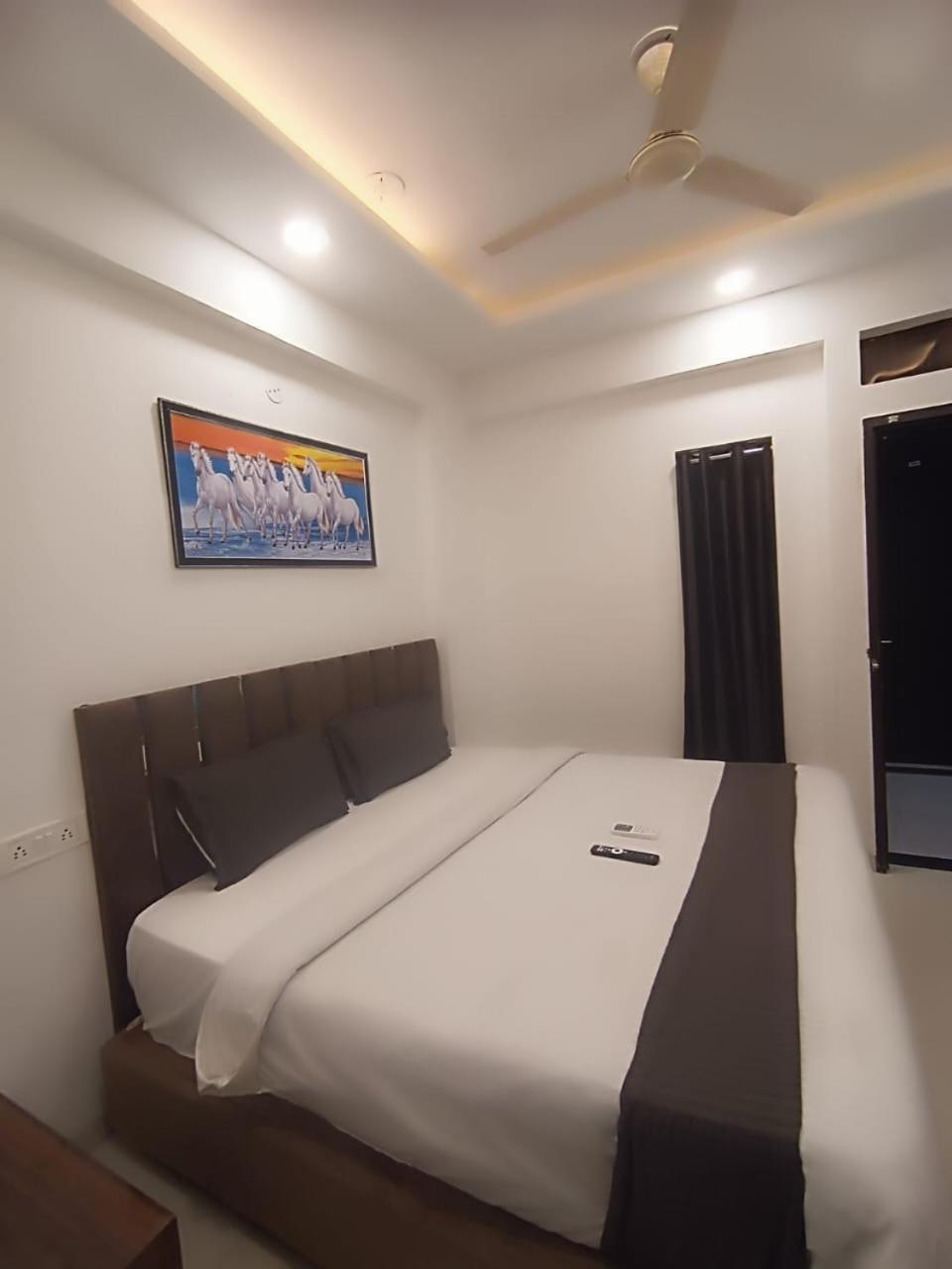 Hotel Kiwi Inn Vijaynagar Scheme 78 Indore Buitenkant foto