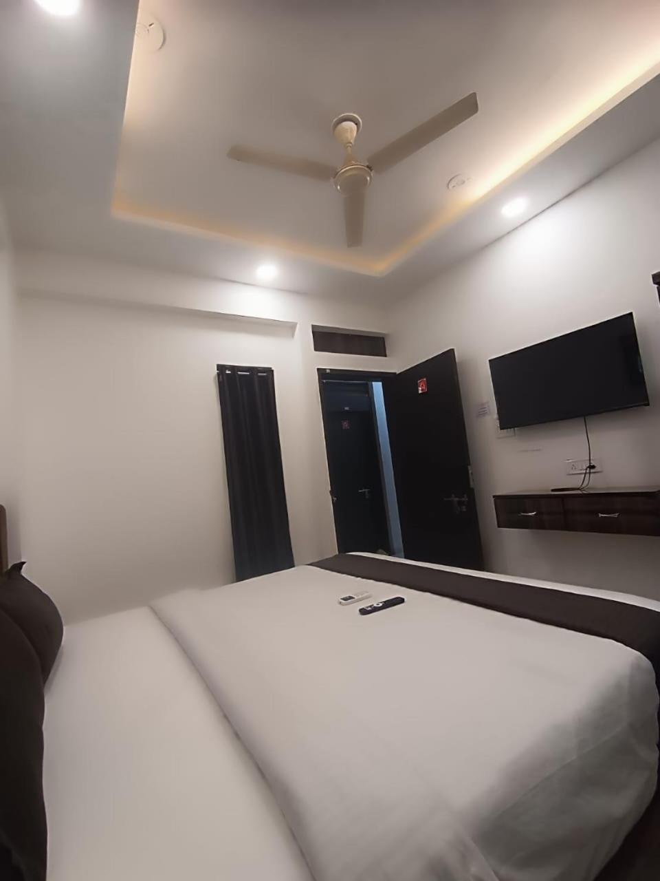 Hotel Kiwi Inn Vijaynagar Scheme 78 Indore Buitenkant foto
