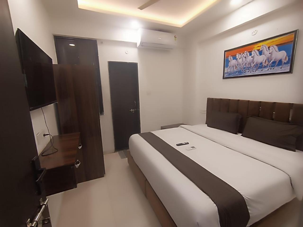 Hotel Kiwi Inn Vijaynagar Scheme 78 Indore Buitenkant foto