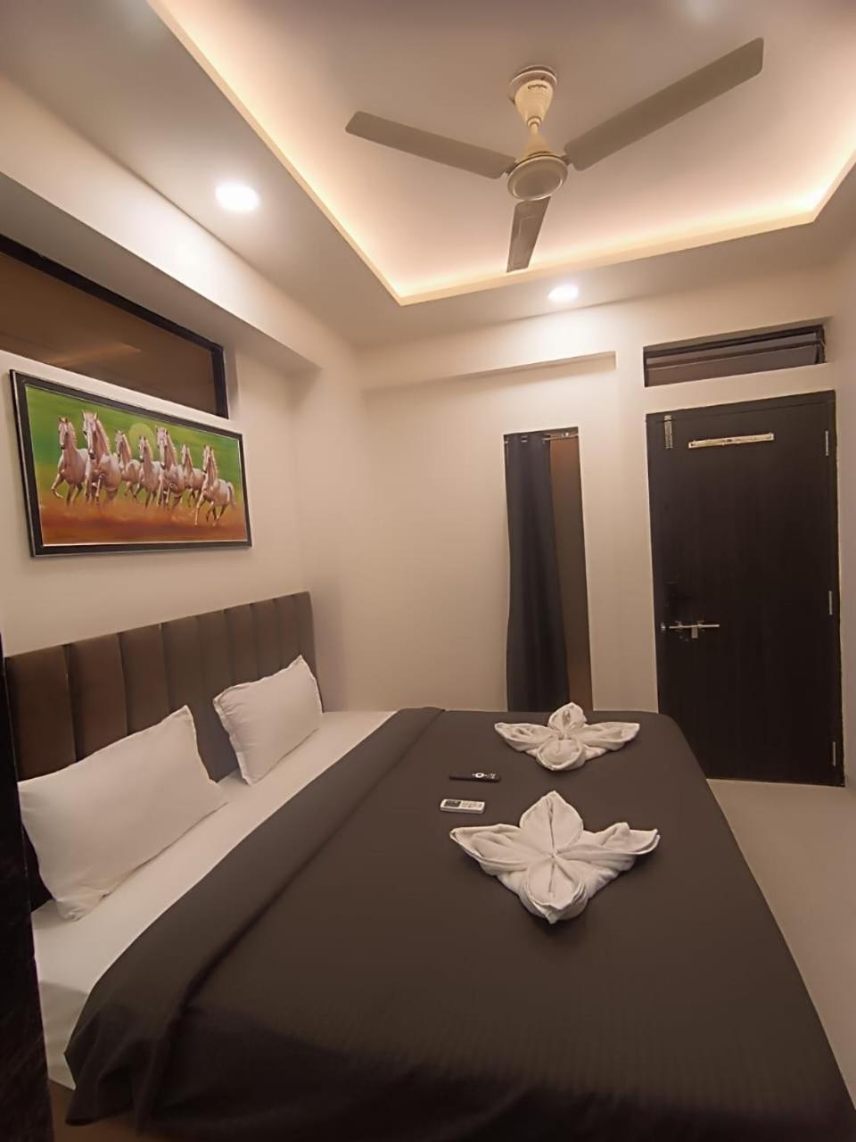 Hotel Kiwi Inn Vijaynagar Scheme 78 Indore Buitenkant foto